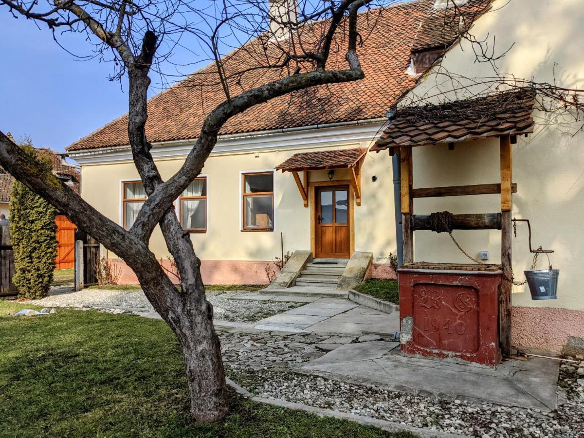 Gaestehaus Honigberg Next To The Fortified Church Of Hărman Exterior photo