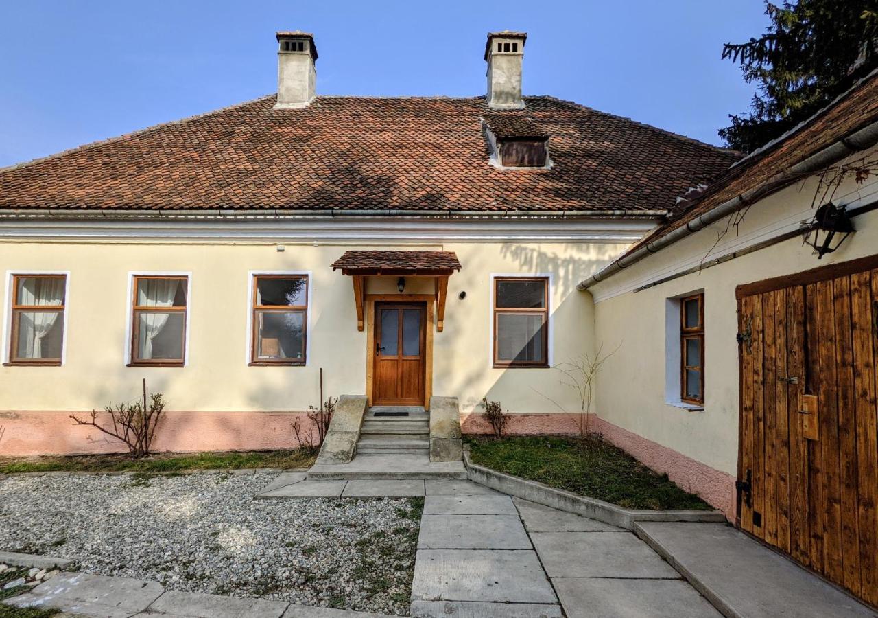 Gaestehaus Honigberg Next To The Fortified Church Of Hărman Exterior photo