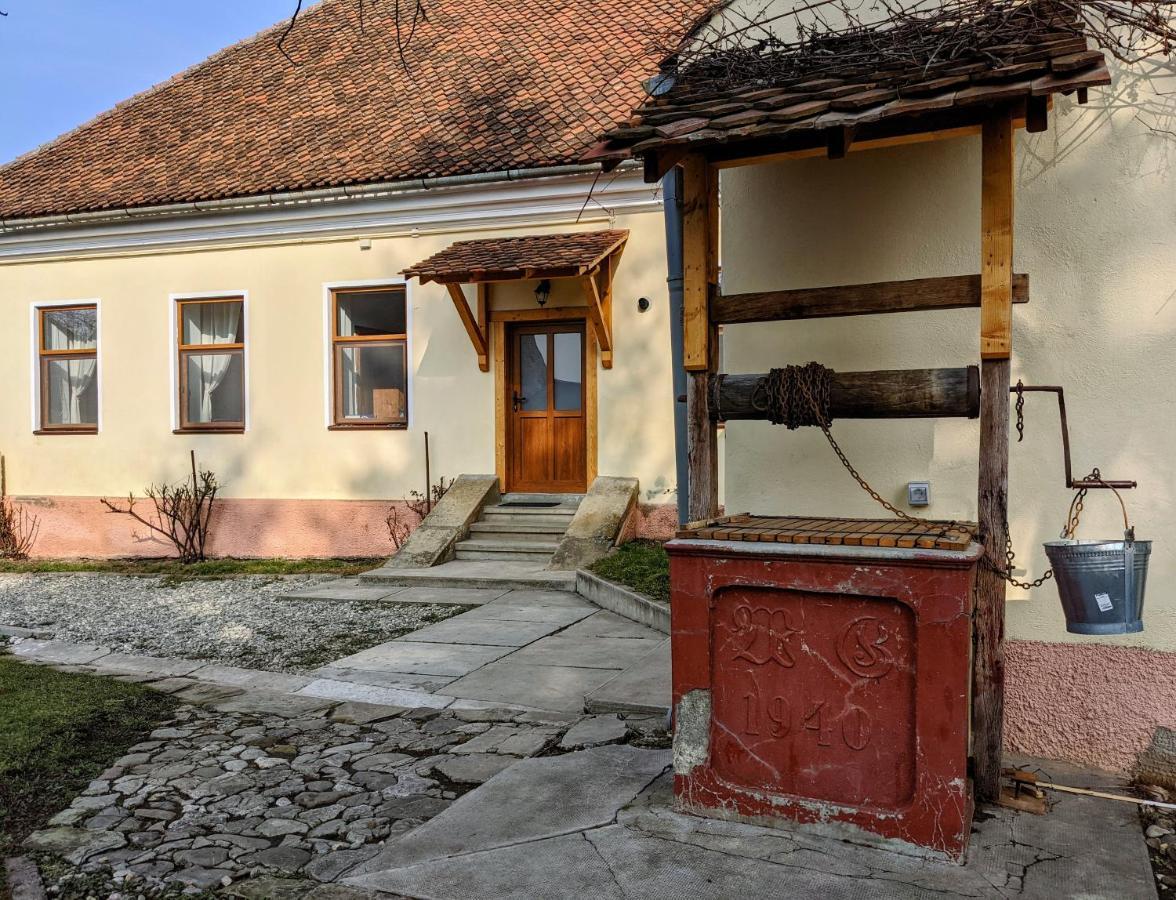 Gaestehaus Honigberg Next To The Fortified Church Of Hărman Exterior photo
